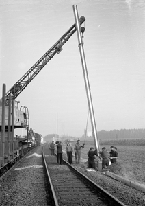 166465 Afbeelding van het plaatsen van een bovenleidingsmast langs de spoorlijn Roosendaal - Essen ten behoeve van de ...